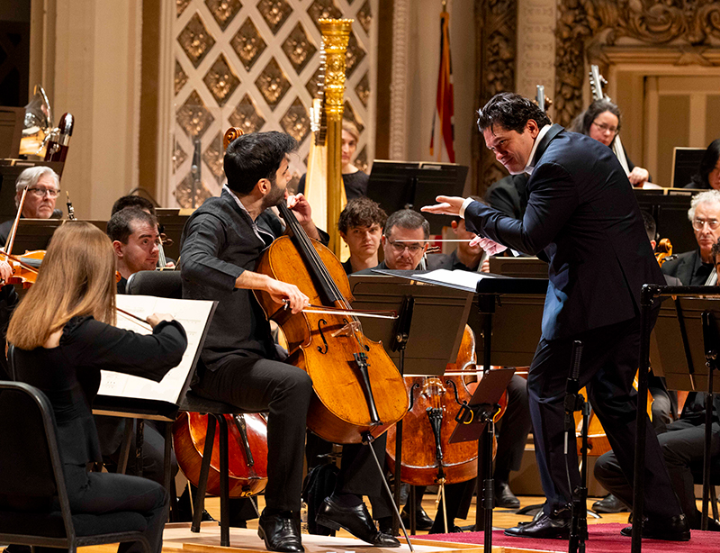 Cristian Mӑcelaru conducts the Cincinnati Symphony Orchestra with cellist Kian Soltani 
