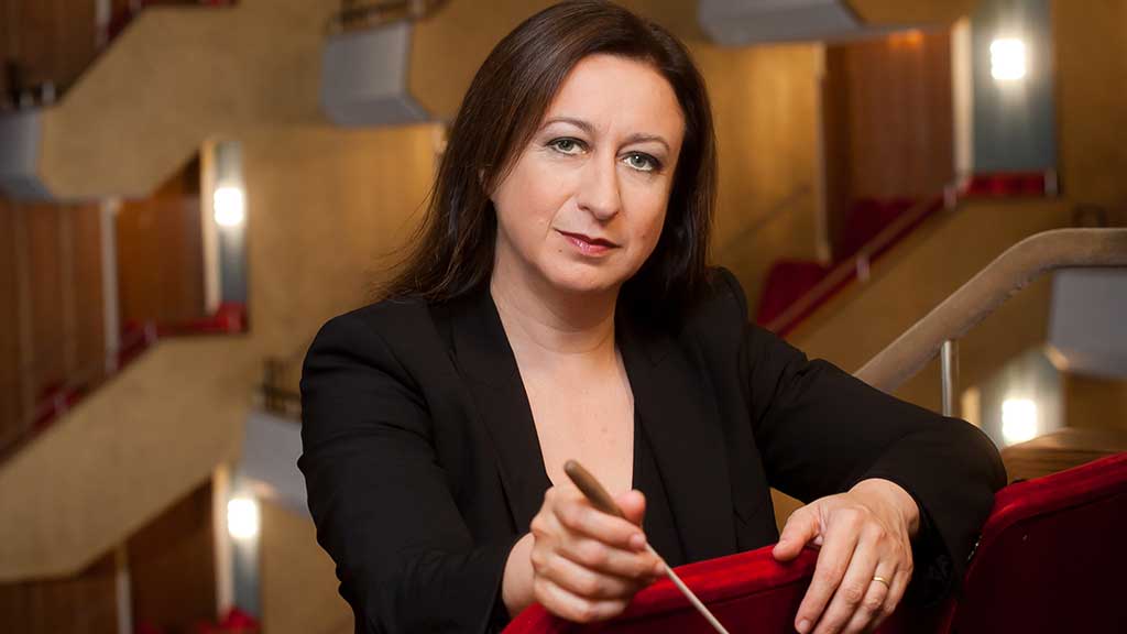 Headshot of conductor Simone Young
